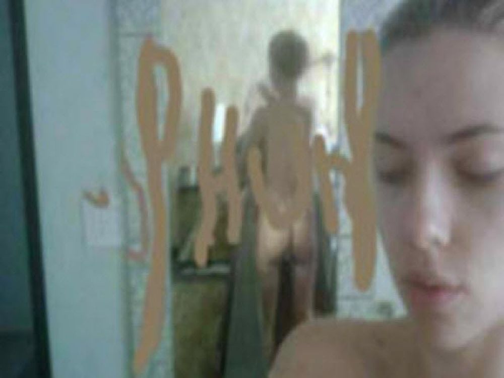 Scarlett johansson nude photo hacker. 