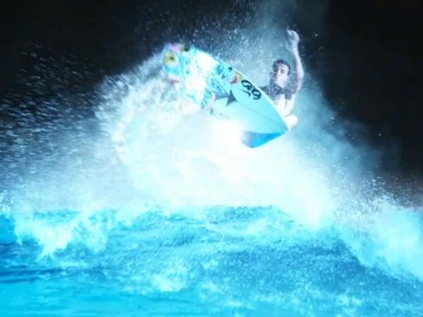 Νυχτερινό surf στο Μπαλί