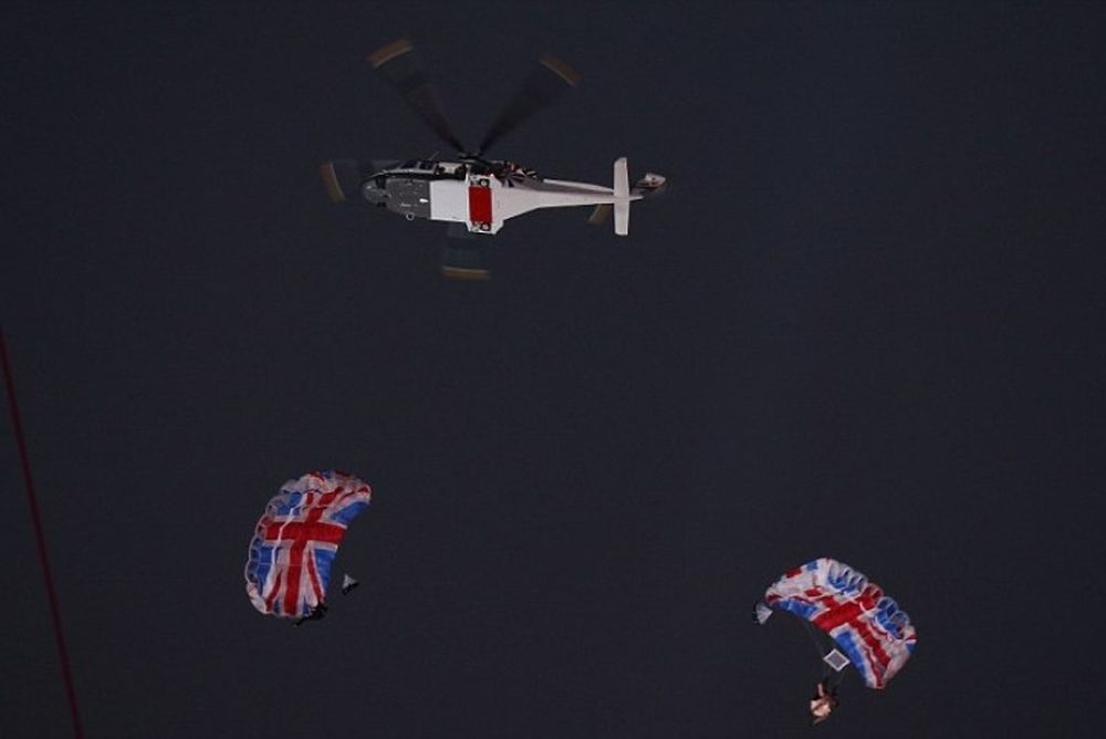 Λονδίνο 2012: Η συνοδεία του Τζέιμς Μποντ στη Βασίλισσα Ελισσάβετ (photos+video)