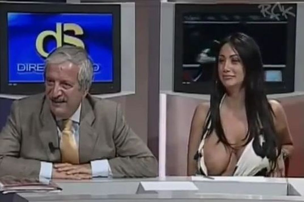 Ιταλίδα παρουσιάστρια δείχνει... στήθος (video)