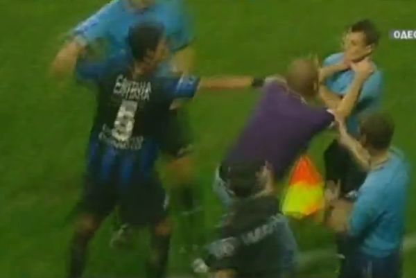 Οπαδός «βούτηξε» από το λαιμό επόπτη! (video)