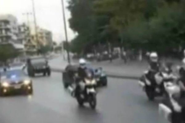 Βίντεο: Πέταξαν μπουκάλια στην αυτοκινητοπομπή της Μέρκελ