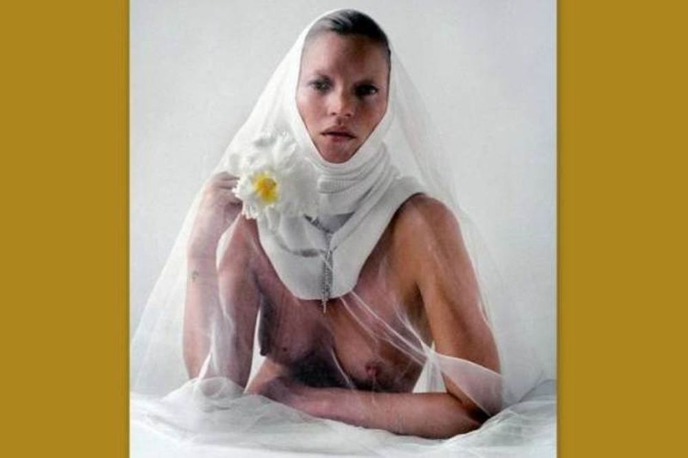 Η Kate Moss γυμνή στη νέα της φωτογράφηση