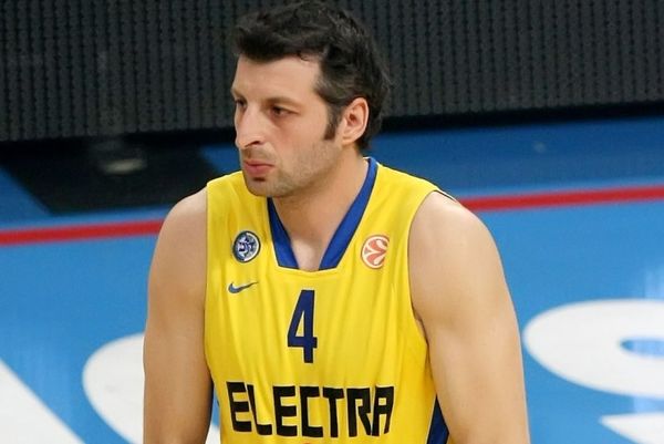 Αρμάνι Μιλάνο: Κοιτάζει Παπαλουκά και Λάκοβιτς