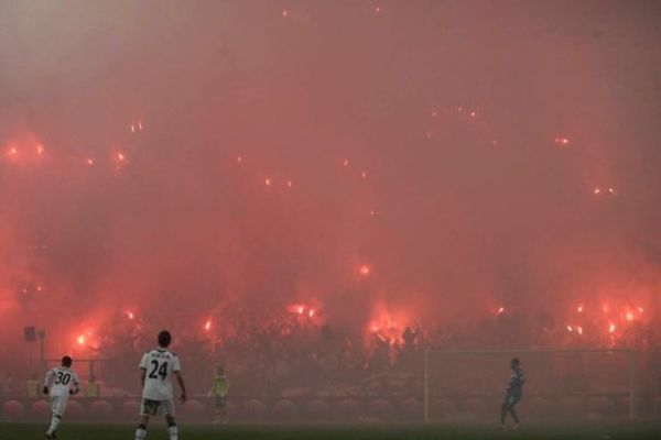 Προκάλεσαν νέφος στο γήπεδο οι οπαδοί! (videos)