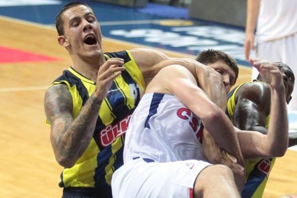 Φενέρμπαχτσε Ούλκερ: Το… αυτοκαλάθι του Κάραμαν (video)