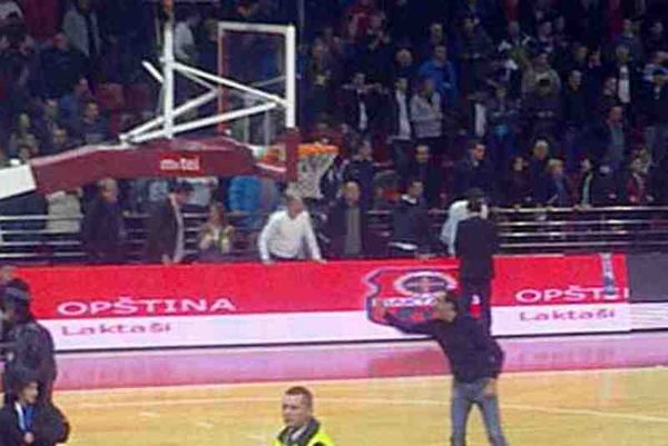 Άσεμνες χειρονομίες προέδρου στους οπαδούς του Ερυθρού Αστέρα! (video)