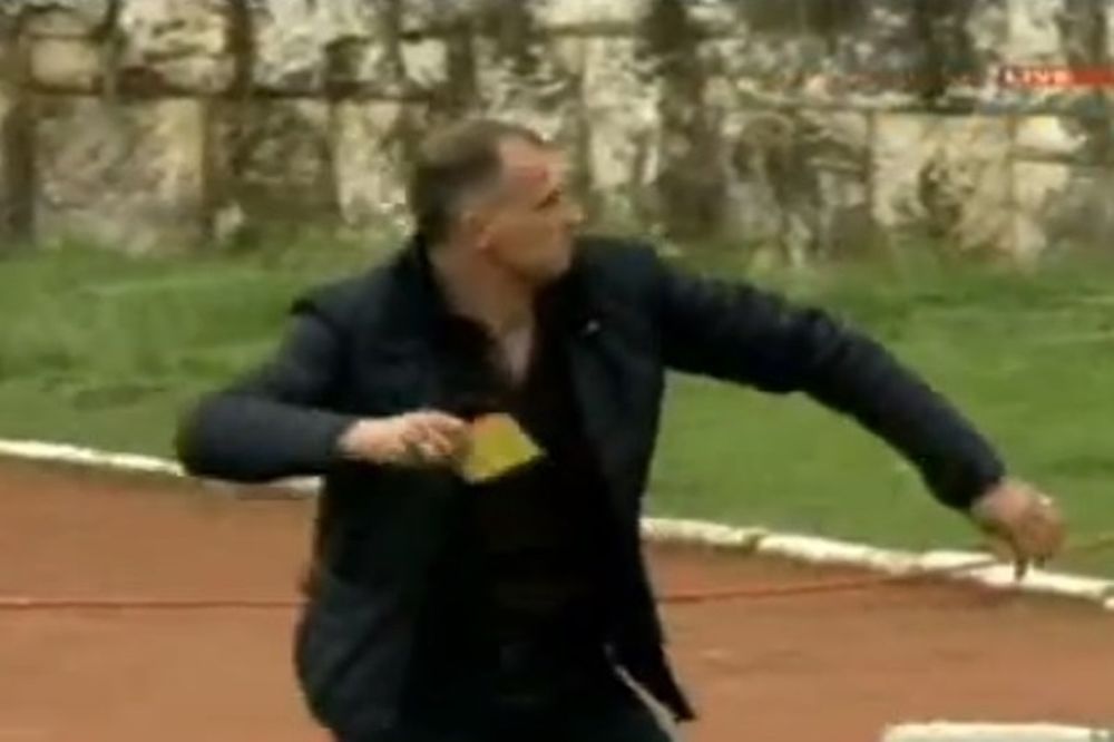Βουλγαρία: Προπονητής πήρε τις κάρτες του διαιτητή και τις πέταξε! (video)