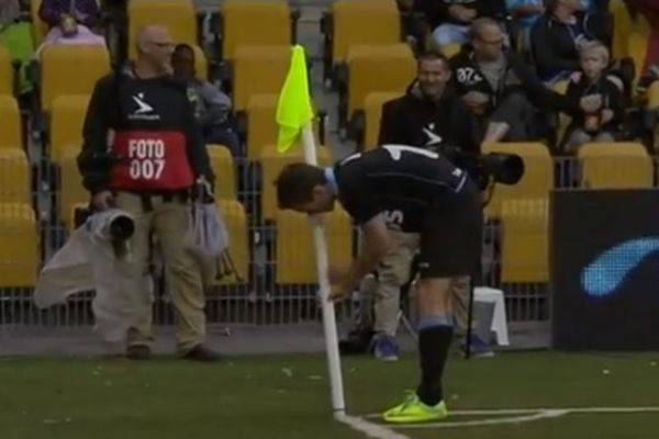 Δανία: Μαθήματα ball boy σε ποδοσφαιριστή! (video)