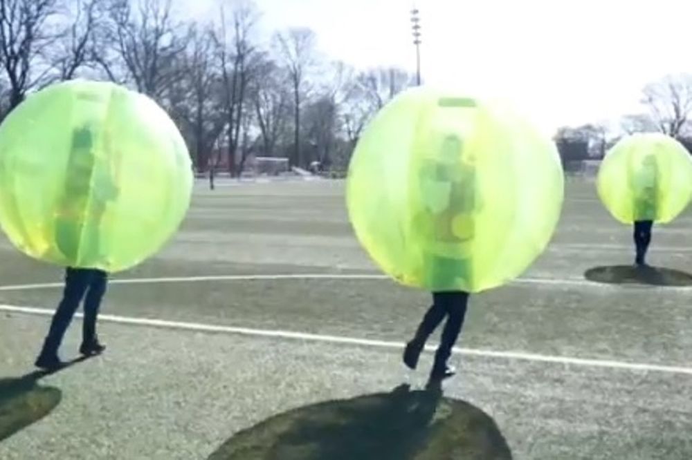 Κοπεγχάγη: Οι τσιρλίντερς παίζουν ποδόσφαιρο με… φούσκες (video)
