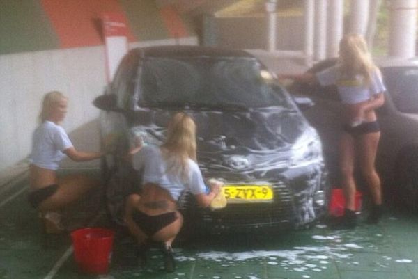 Ναϊμέγκεν: Πλύσιμο αυτοκινήτου από κοπέλες με μπικίνι στους παίκτες της!