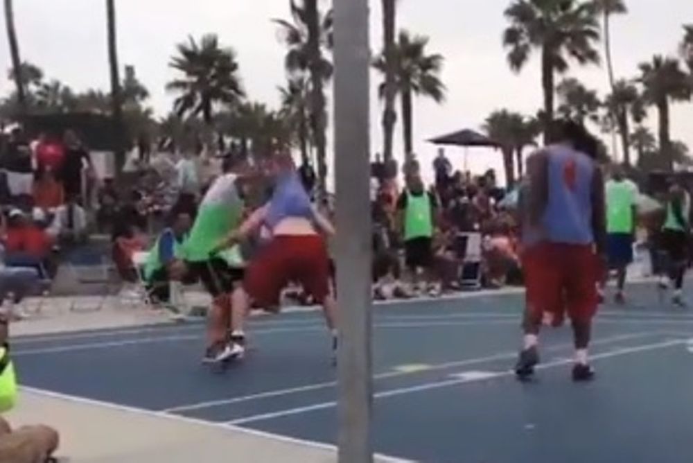 Μπάσκετ: Παίκτης ντρίπλαρε σηκώνοντας την μπλούζα του αντιπάλου του! (video)