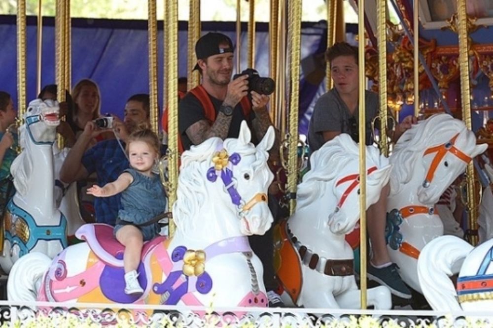 Βικτόρια και Ντέιβιντ Μπέκαμ: Στη Disneyland με τα παιδιά! (φωτογραφίες)