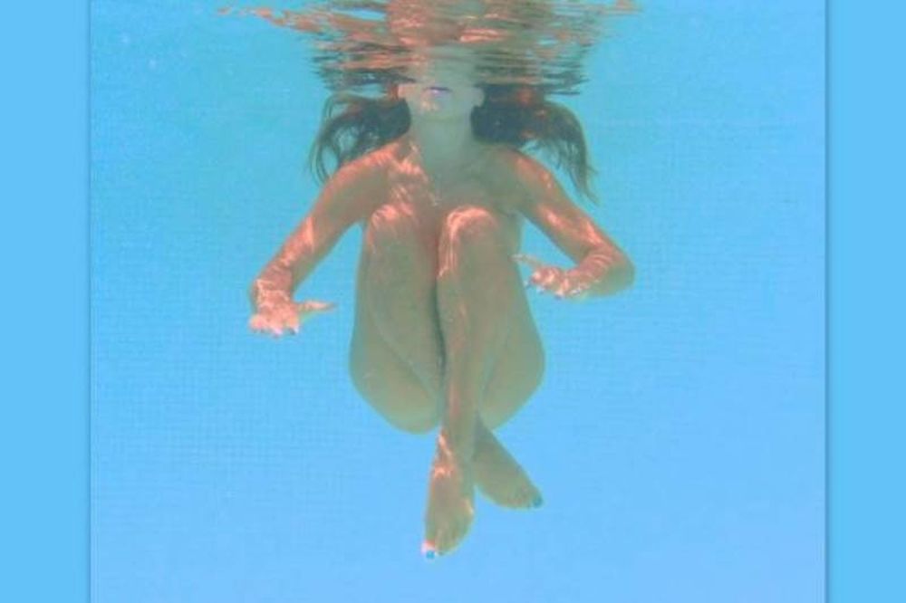 Υποβρύχιες εικόνες: Δείτε Ελληνίδα celebrity ολόγυμνη ν' απολαμβάνει Naked Yoga