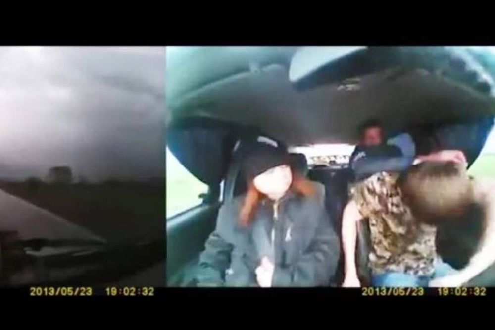 Βίντεο-σοκ: Τον χτυπάει με πέτρα στο κεφάλι για να του πάρει το αμάξι!