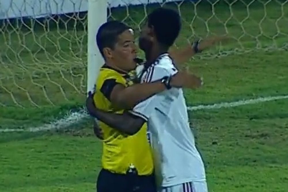Βραζιλία: Παίκτης σκόραρε και αγκάλιασε τον διαιτητή! (video)
