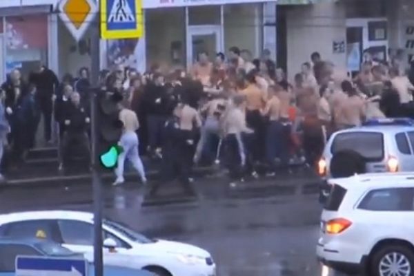 Ουκρανία: Άγριο «ξύλο» μεταξύ... ημίγυμνων οπαδών τριών ομάδων (video)