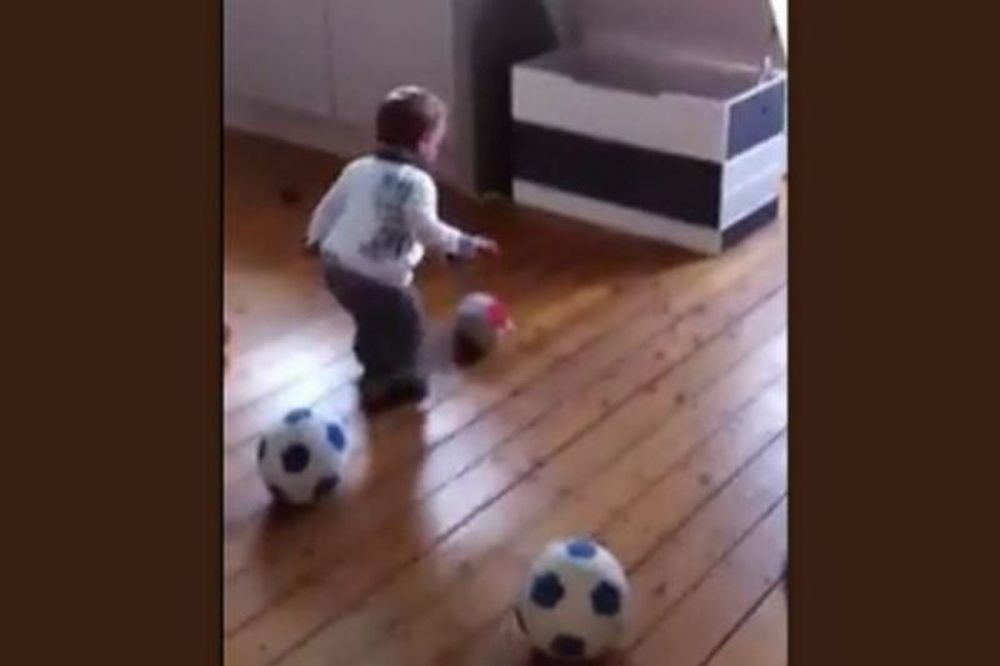 Μωρό 18 μηνών υπέγραψε συμβόλαιο σε ποδοσφαιρική ομάδα! (video)