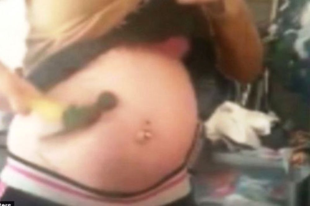 Έγκυος χτυπάει με σφυρί την κοιλιά της λίγο πριν γεννήσει (βίντεο, φωτογραφίες) 