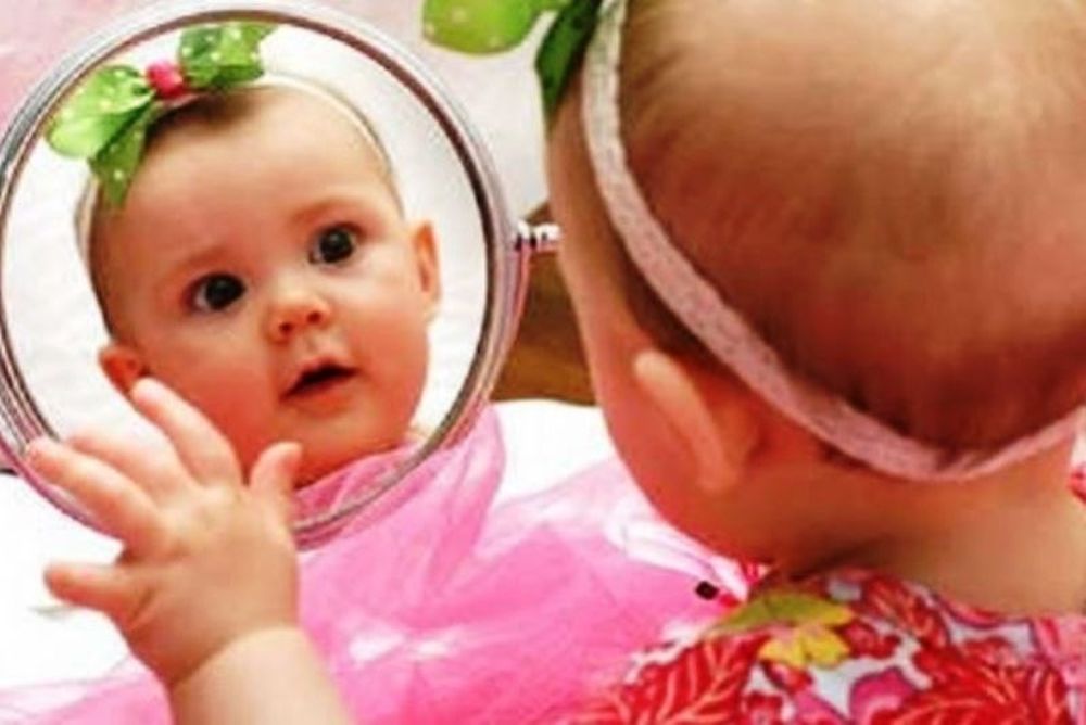 Η απίστευτη αντίδραση ενός μωρού όταν κοιτάει τον εαυτό του στον καθρέφτη! (βίντεο) 