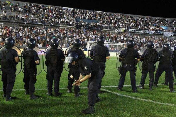 Αργεντινή: Τριπλή διακοπή και επεισόδια (videos+photos)