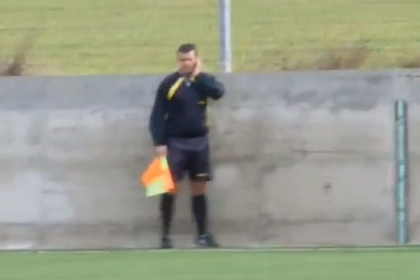 Απίστευτος επόπτης μιλά στο κινητό! (video)