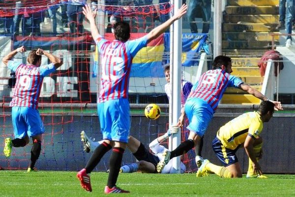 Βήμα παραμονής για Κατάνια, 3-1 τη Λάτσιο (video)