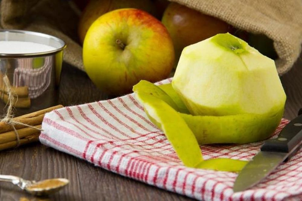 Γιατί δεν πρέπει ΠΟΤΕ να ξεφλουδίζετε το μήλο