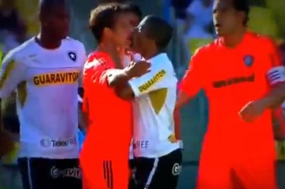 Βραζιλία: Παίκτης φίλησε στο στόμα αντίπαλο! (video)