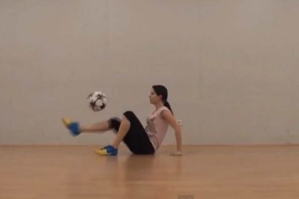 Freestyle Football: Απίστευτα κόλπα από γυναίκα! (video)