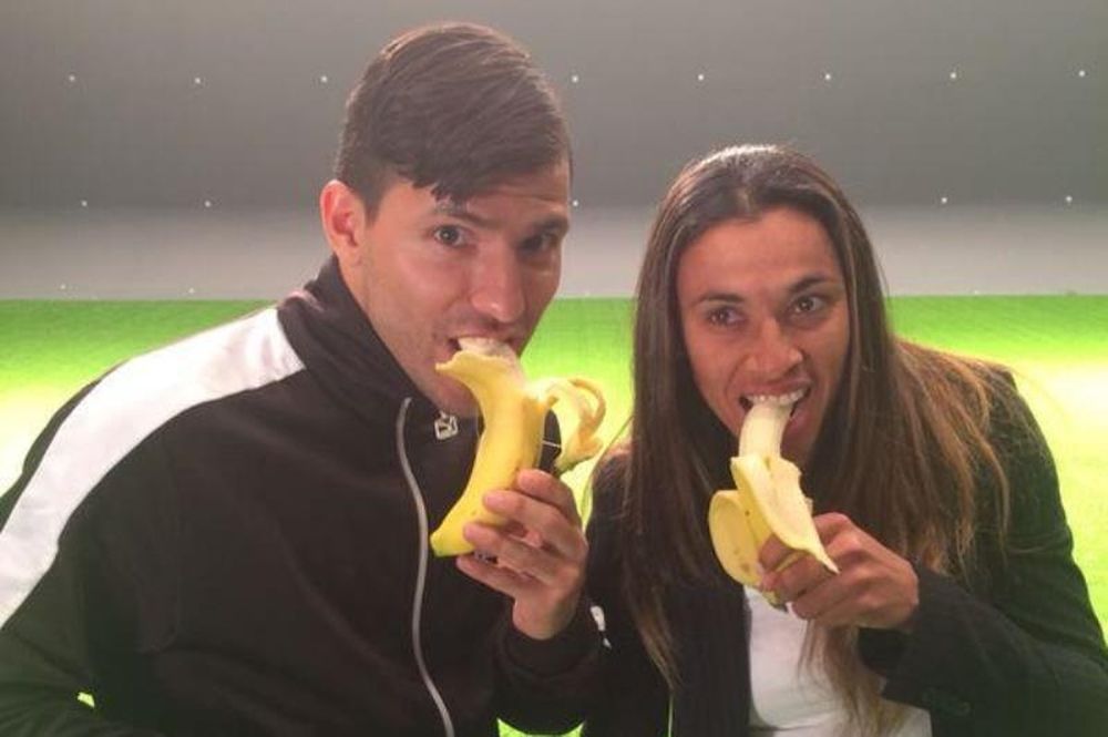 Ντάνι Άλβες: Τους έκανε να τρώνε όλοι μπανάνες! (photos+video)
