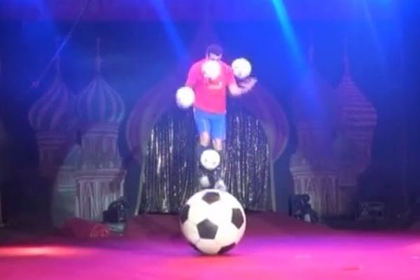 Παγκόσμιο ρεκόρ με μπάλες από ακροβάτη τσίρκου (video)