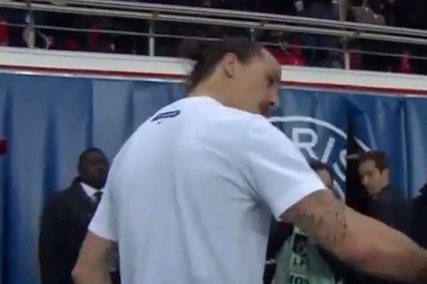 Ζλάταν Ιμπραΐμοβιτς: Έσπρωξε ρεπόρτερ που ενόχλησε το γιο του (video)