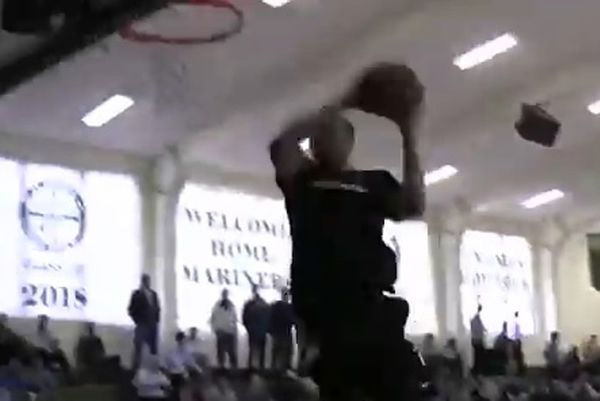 Τρομερό κάρφωμα: Τράνταξε την μπασκέτα ο Πάρκερ (video)