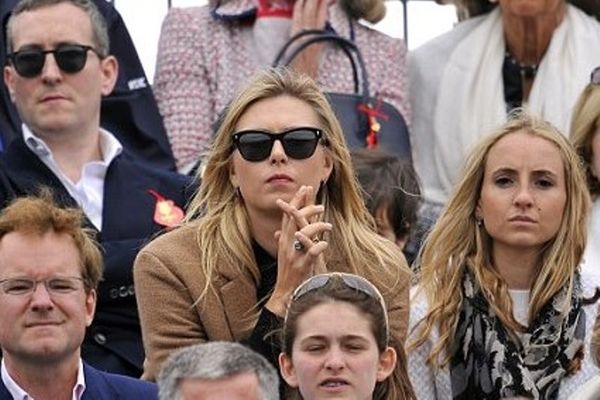 Μαρία Σαράποβα: Είδε τον άνδρα της να το σηκώνει (photos+videos)