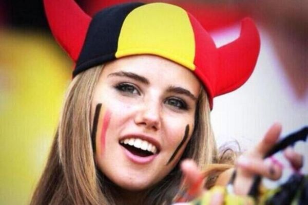Παγκόσμιο Κύπελλο Ποδοσφαίρου 2014: «Κολάζει» η «καυτή» Βελγίδα οπαδός (photos)