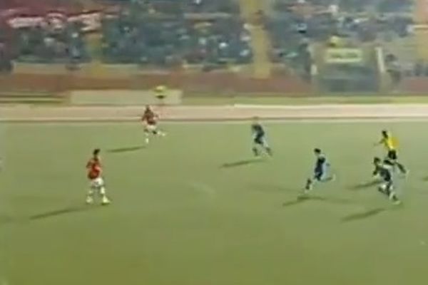 Περού: Σκόραρε πίσω από τη σέντρα (video)