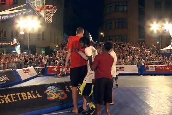 Κάρφωμα πάνω από άνθρωπο με ύψος 2.13 (video)