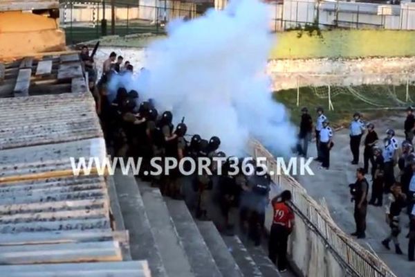 Σκόπια: Οπαδός έχασε το χέρι του από κροτίδα (video)