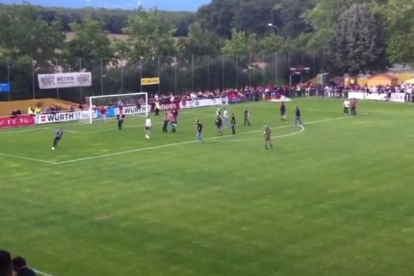 Βασιλεία: Εισβολή οπαδών για... να παίξουν ποδόσφαιρο (video)