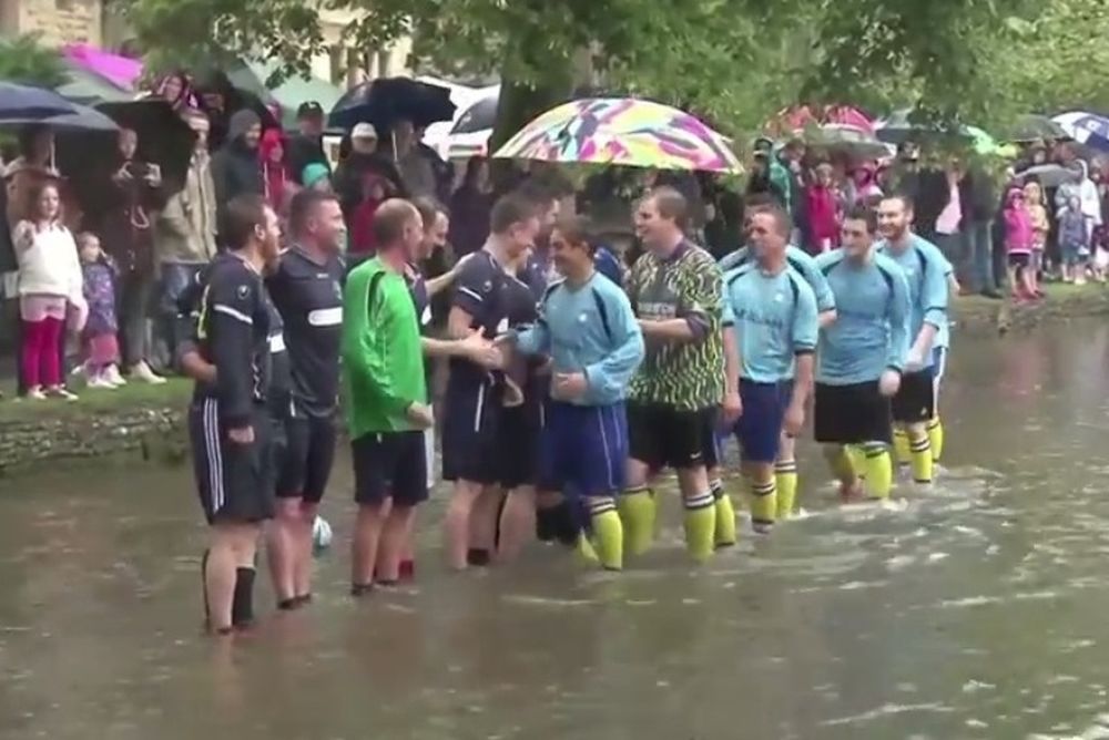 Απίστευτο θέαμα: Ποδόσφαιρο σε ποτάμι! (video)