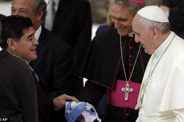 Όταν ο Θεός … της Αργεντινής (Μαραντόνα) συνάντησε τον Πάπα (videos +photos)
