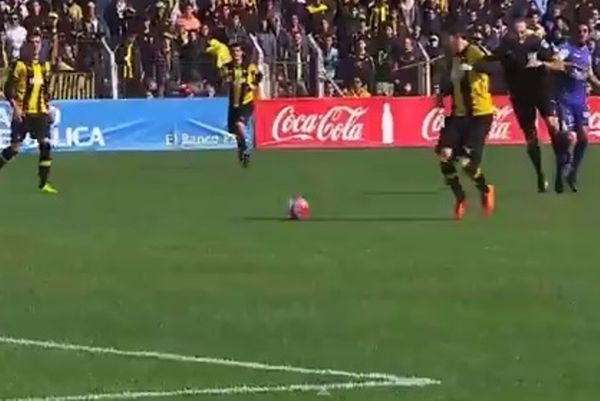 Ουρουγουάη: Παίκτης έριξε διαιτητή (video)