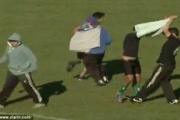 Χούλιγκαν στην Αργεντινή έγδυσαν παίκτη στη διάρκεια αγώνα (video + photos)