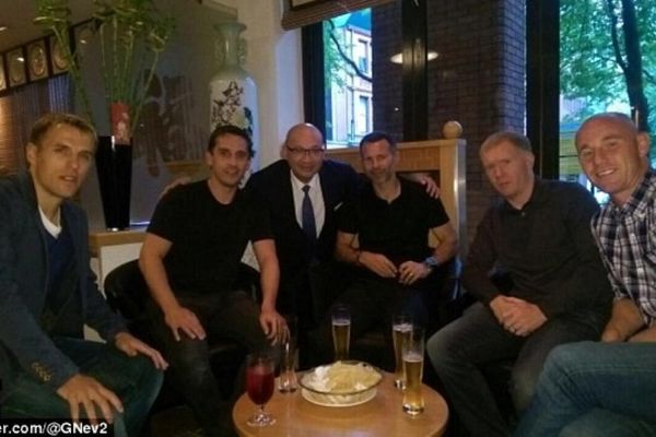 Η κλάση του ΄92 στηρίζει τους νέους της Μάντσεστερ Γιουνάιτεντ (photos)
