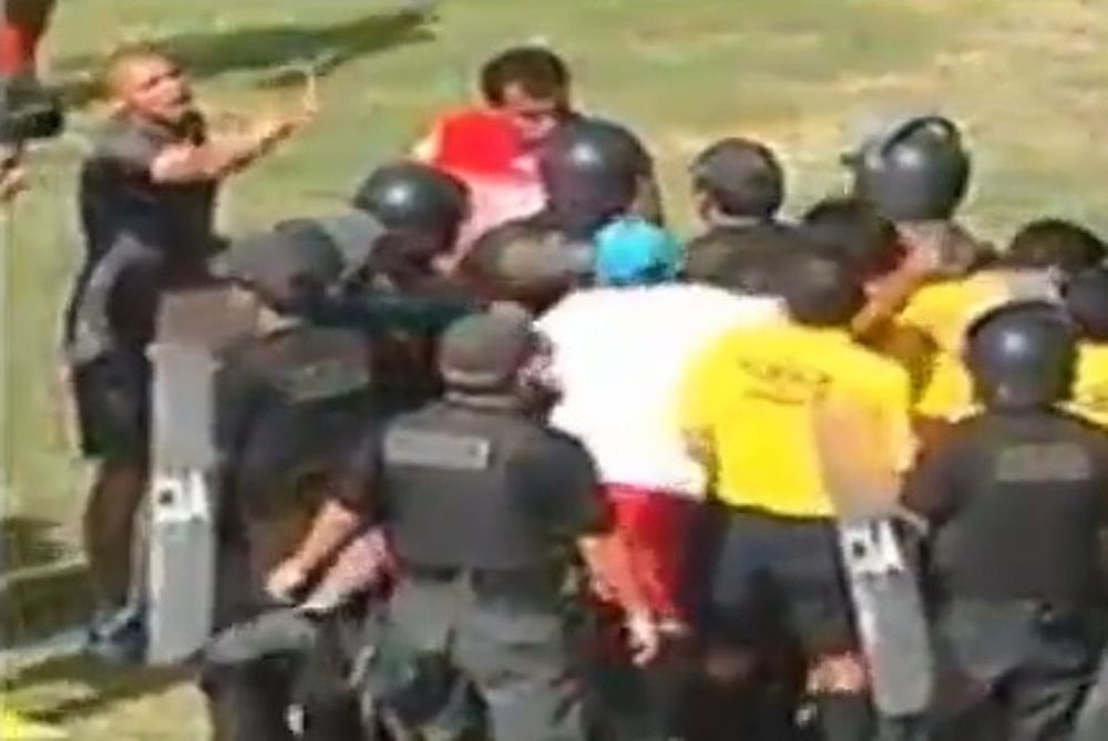 Περού: Γρονθοκόπησε διαιτητή μπροστά στην αστυνομία! (video)