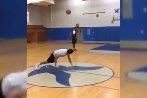 Απίστευτο καλάθι από το κέντρο με... πους απς! (video)