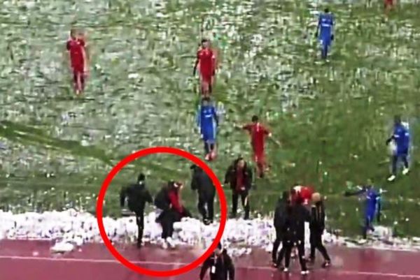 Προπονητής έμεινε αναίσθητος από… χιονόμπαλα! (video)