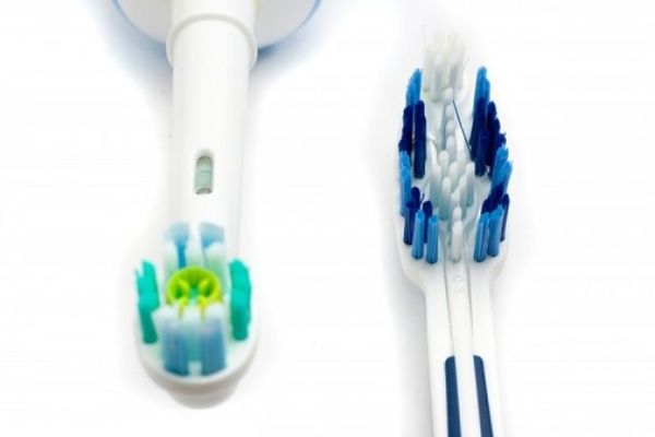 Κλασική V/S Ηλεκτρική οδοντόβουρτσα: Τι πρέπει να γνωρίζετε πριν αποφασίσετε