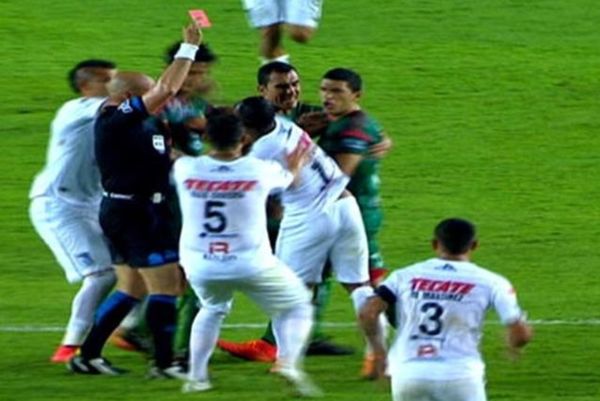 Ροναλντίνιο: Κράτησε συμπαίκτη που έδωσε γροθιά (video)